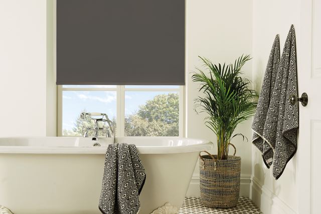 Styling-Black-Blinds-in-the-Bathroom