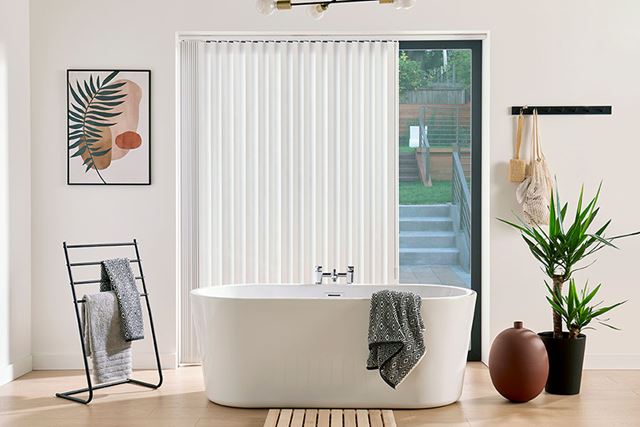 Styling-White-Blinds-in-the-Bathroom